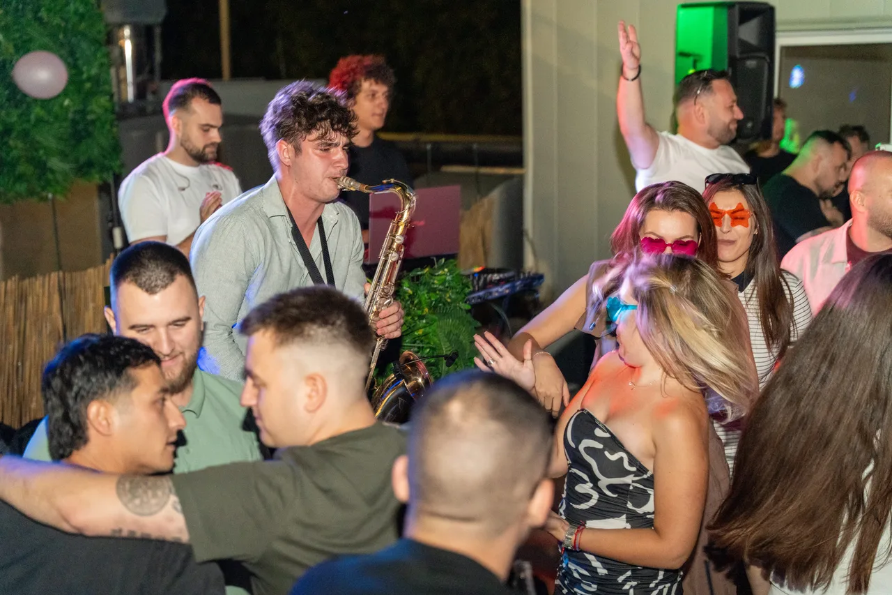 Usred sola u gustoj masi, sunčane naočare i osmijesi svuda okolo