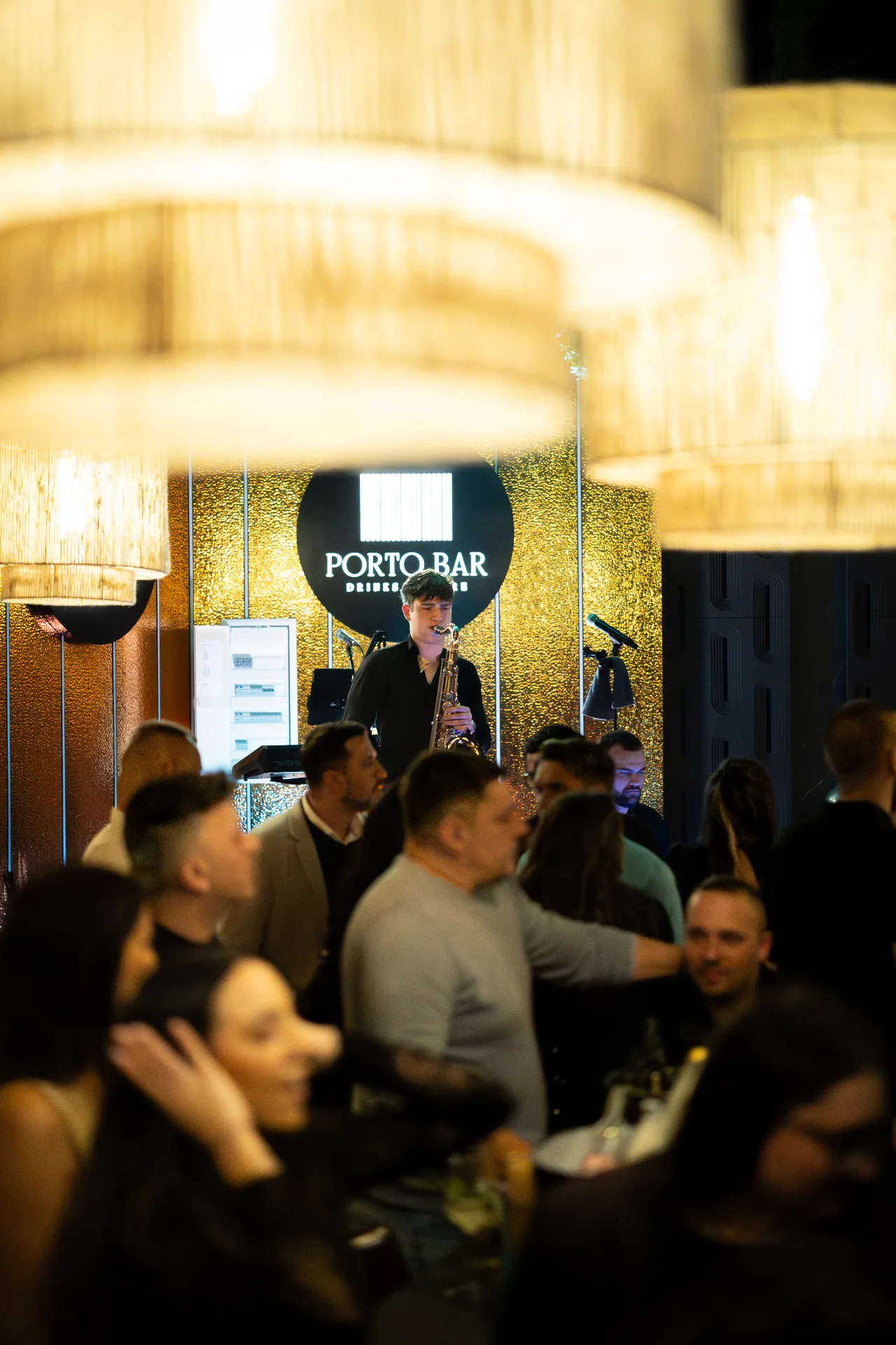 Ispod natpisa Porto Bar, prostor pun do kraja